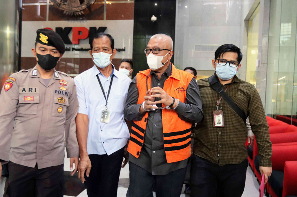 Komisi Pemberantasan Korupsi (KPK) langsung menahan mantan Bupati Buru Selatan Tagop Sudarsono Soulisa, Rabu, 26 Januari 2022. Dia ditahan usai ditetapkan sebagai tersangka dalam kasus dugaan suap, gratifikasi, dan tindak pidana pencucian uang (TPPU) dalam pengadaan barang dan jasa di Kabupaten Buru Selatan pada 2011 sampai 2016.