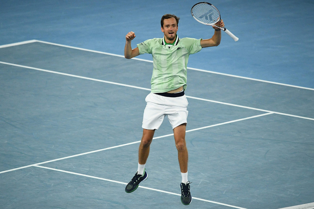 Petenis ranking dua dunia, Daniil Medvedev menang dramatis saat melawan wakil Kanada, Felix Auger-Aliassime di perempat final Australia Terbuka 2022.