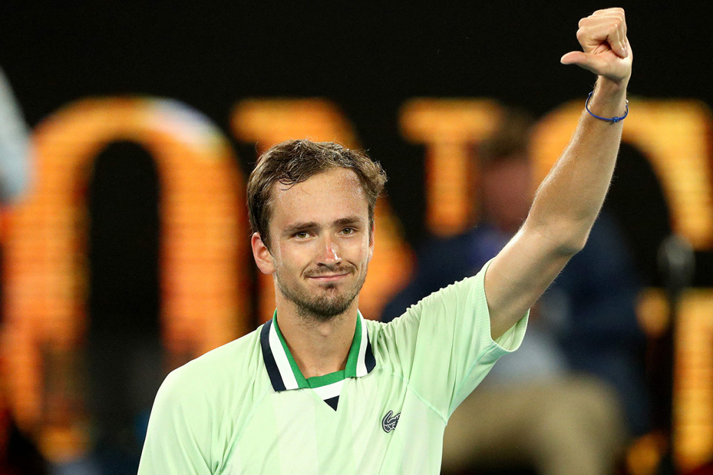 Medvedev menghadapi Felix Auger-Aliassime dalam pertandingan perempatfinal di Rod Laver Arena, Rabu, 26 Januari 2022, malam WIB. 