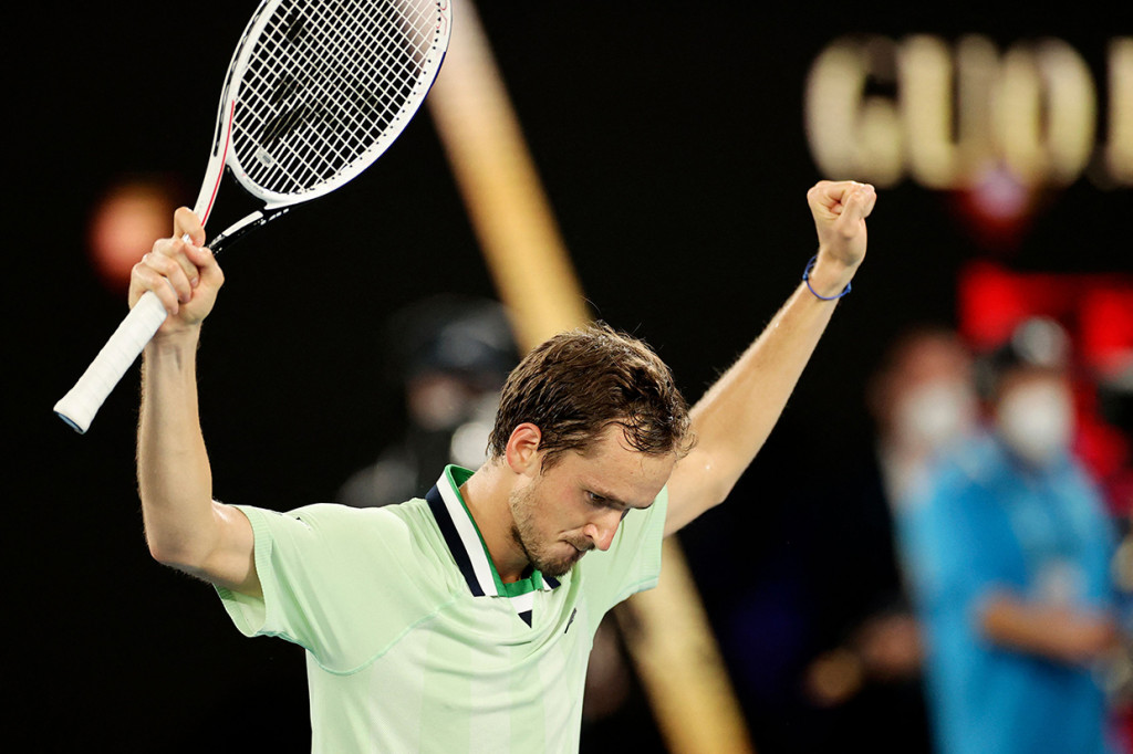 Daniil Medvedev selanjutnya akan menghadapi Stefanos Tsitsipas di babak semifinal Australian Open 2022. 