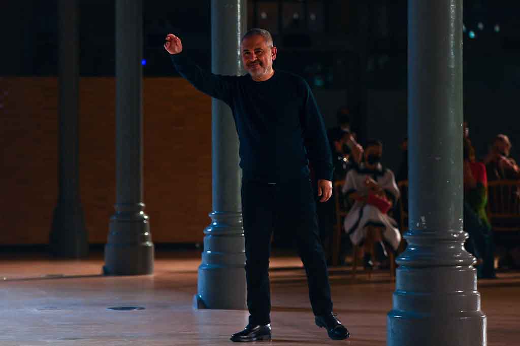 Perancang busana asal Lebanon Elie Saab kembali ke catwalk Paris setelah hampir dua tahun, dengan koleksi penampilan karpet merah yang semarak dan berani.