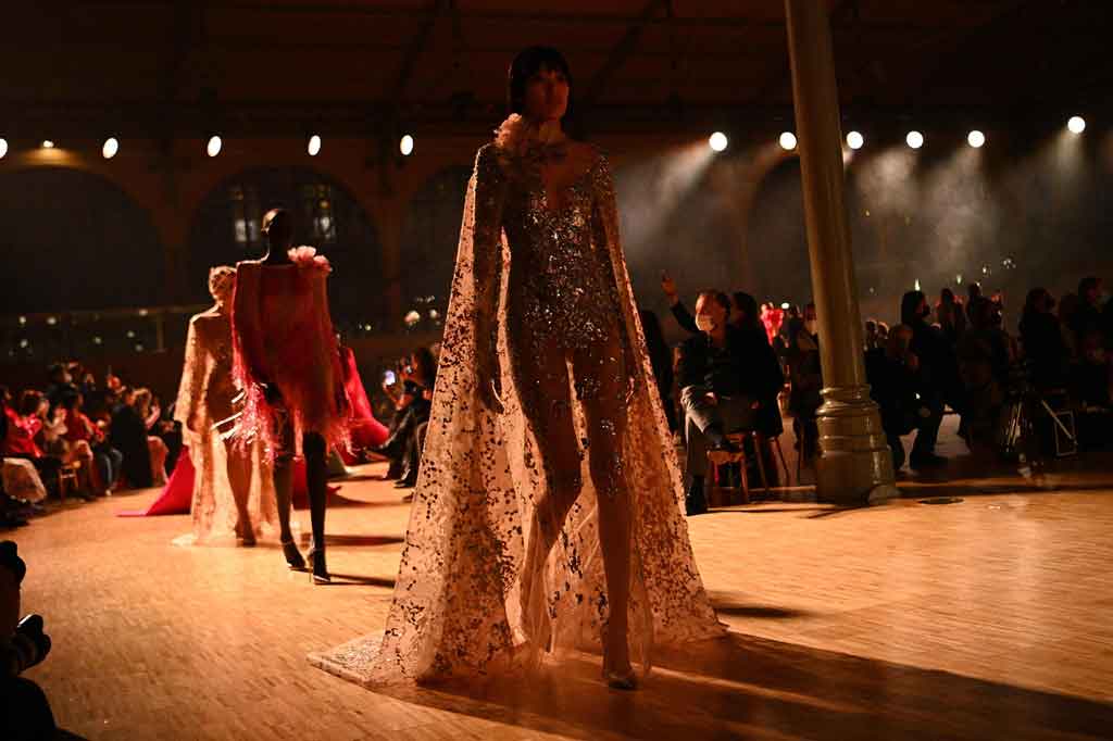 Dengan memasukkan pengaruh warna dan peradaban kawasan Mediterania, sang desainer memasukkan warna-warna cerah ke dalam koleksinya.