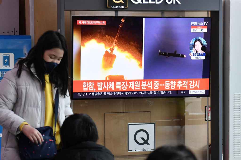 Korea Utara menembakkan proyektil tak dikenal pada Kamis, 27 Januari 2022 pagi waktu setempat. Ini merupakan uji coba senjata keenamnya tahun ini.