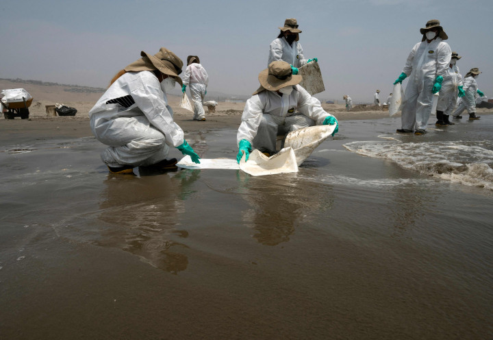 Sejak awal kejadian hingga kini, petugas terus berusaha membersihkan tumpahan minyak di area pesisir Peru.