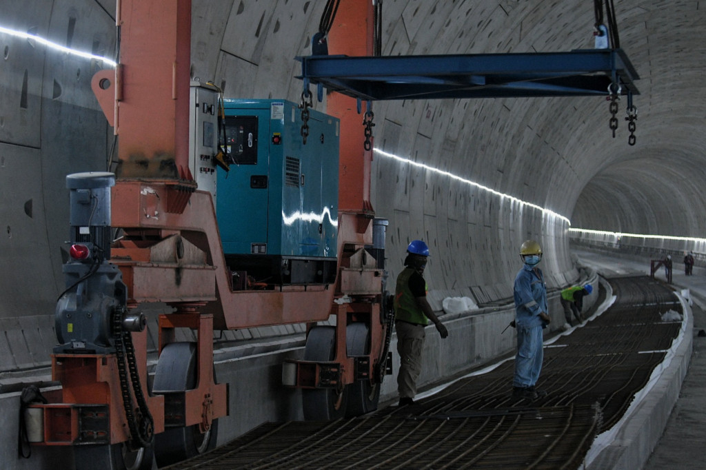 Pekerja menyelesaikan pengerjaan proyek Tunnel 1 Halim Kereta Cepat Jakarta-Bandung (KCJB) di Jalan Tol Jakarta-Cikampek KM 5+500, Jakarta, Kamis, 27 Januari 2022.
