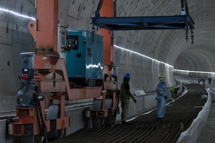 Pekerja menyelesaikan pengerjaan proyek Tunnel 1 Halim Kereta Cepat Jakarta-Bandung (KCJB) di Jalan Tol Jakarta-Cikampek KM 5+500, Jakarta, Kamis, 27 Januari 2022.