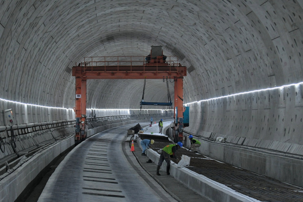 Tunnel satu merupakan terowongan dengan dua lintasan kereta cepat yang melintang menembus bagian bawah Jalan tol Jakarta-Cikampek dengan panjang 1.885 meter dan dibangun dengan metode Tunnel Boring Machine (TBM).