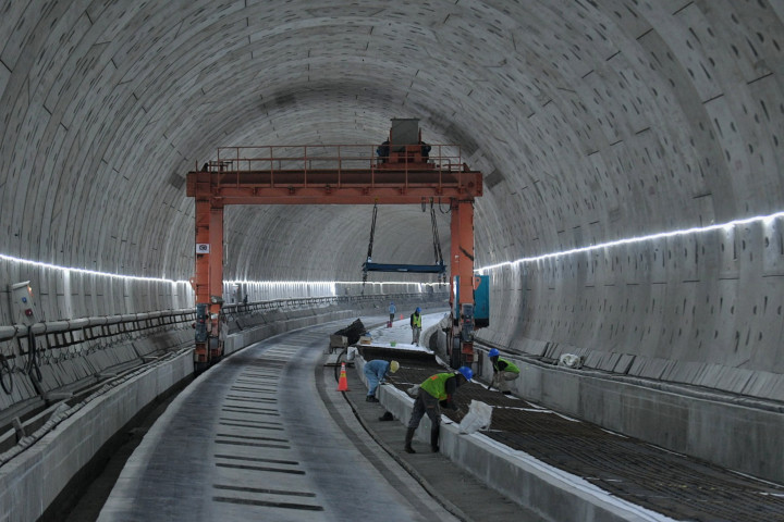 Tunnel satu merupakan terowongan dengan dua lintasan kereta cepat yang melintang menembus bagian bawah Jalan tol Jakarta-Cikampek dengan panjang 1.885 meter dan dibangun dengan metode Tunnel Boring Machine (TBM).