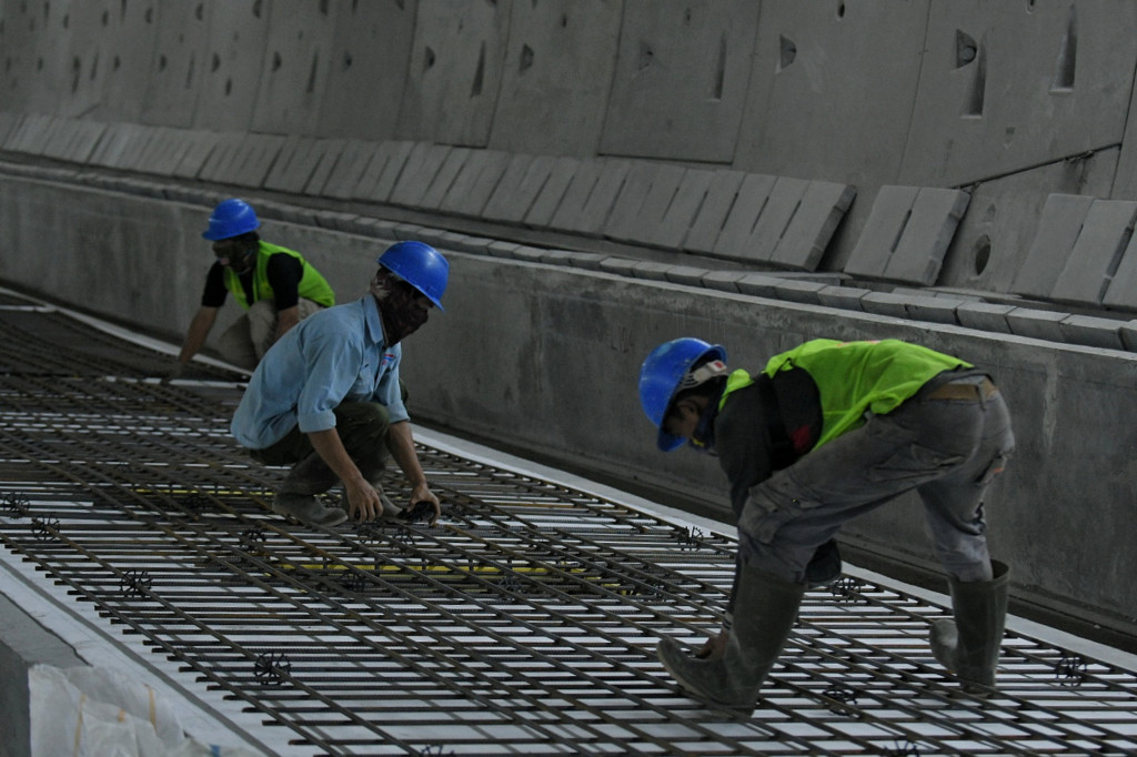 Pekerja menyelesaikan pengerjaan proyek Tunnel 1 Halim Kereta Cepat Jakarta-Bandung (KCJB) di Jalan Tol Jakarta-Cikampek KM 5+500, Jakarta, Kamis, 27 Januari 2022.