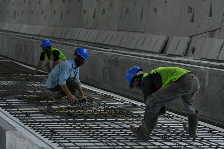 Pekerja menyelesaikan pengerjaan proyek Tunnel 1 Halim Kereta Cepat Jakarta-Bandung (KCJB) di Jalan Tol Jakarta-Cikampek KM 5+500, Jakarta, Kamis, 27 Januari 2022.
