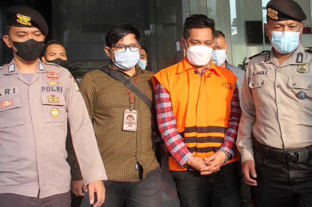 Kepala Dinas Lingkungan Hidup Kabupaten Muna, Sulawesi Tenggara (Sultra) Laode M. Syukur dikawal petugas KPK setelah ditetapkan sebagai tersangka dan ditahan, setelah menjalani pemeriksaan di Gedung Merah Putih KPK, Jakarta, Kamis, 27 Januari 2022.