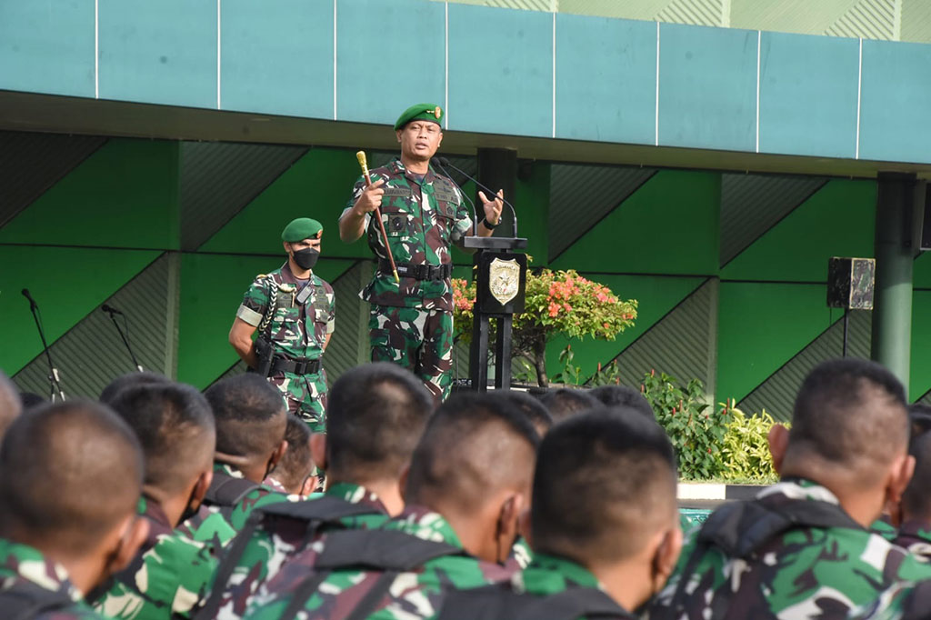Pangdam Jaya Mayjen Untung Budiharto memimpin Apel Gelar Pasukan Satuan Jajaran Kodam Jaya yang dilaksanakan di lapangan Jayakarta-Kodam Jaya, Kamis, 27 Januari 2022.