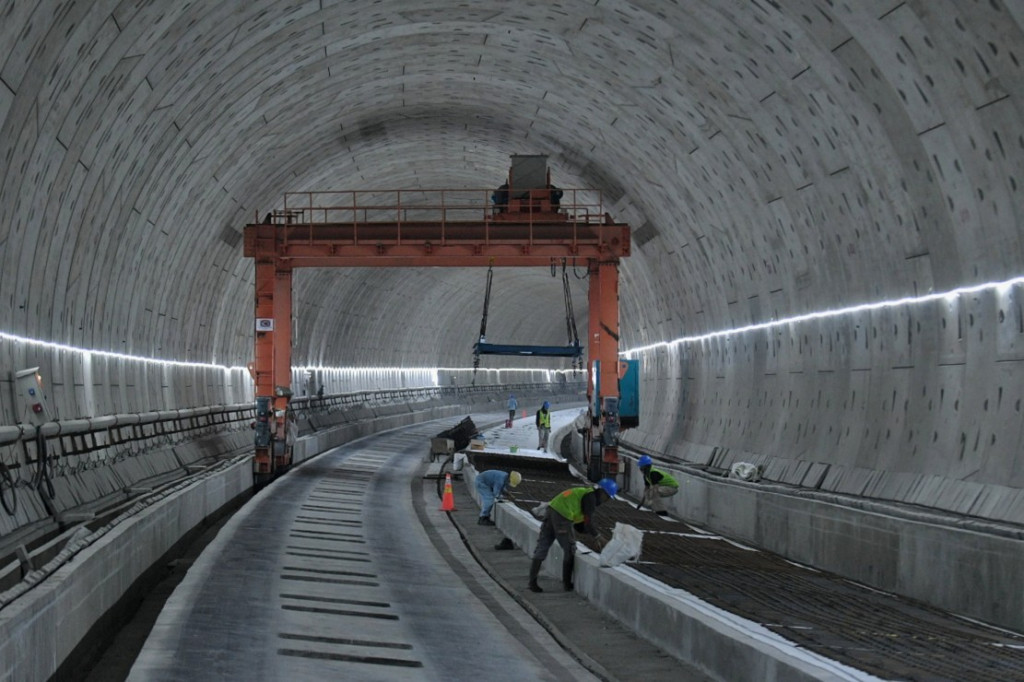 Pekerja menyelesaikan pengerjaan proyek Tunnel 1 Halim Kereta Cepat Jakarta-Bandung (KCJB) di Jalan Tol Jakarta-Cikampek KM 5+500, Jakarta, Kamis, 27 Januari 2022.