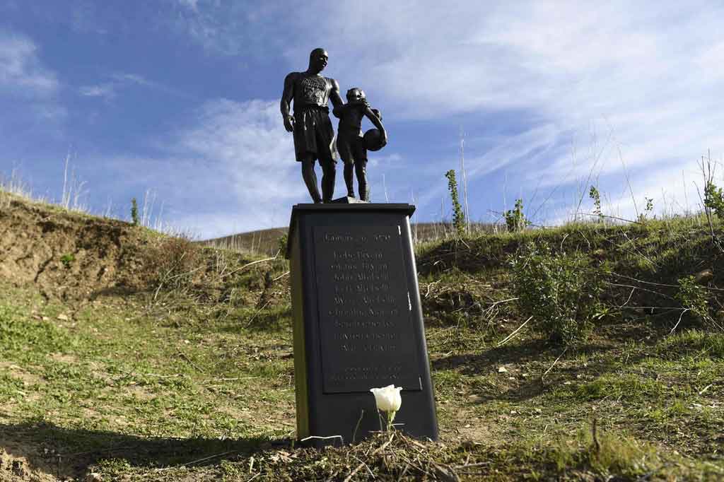 Sebuah patung perunggu yang menggambarkan Kobe Bryant, putri Gianna Bryant, dan nama-nama korban yang meninggal, dipajang di lokasi kecelakaan helikopter dua tahun silam di Calabasas, California, pada 26 Januari 2022.