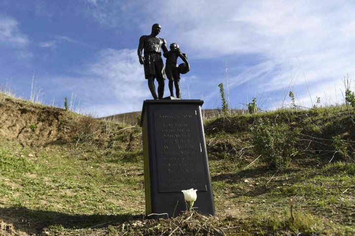 Sebuah patung perunggu yang menggambarkan Kobe Bryant, putri Gianna Bryant, dan nama-nama korban yang meninggal, dipajang di lokasi kecelakaan helikopter dua tahun silam di Calabasas, California, pada 26 Januari 2022.