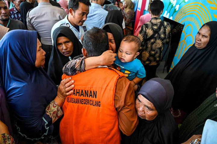 Terdakwa kasus perburuan dan perdagangan satwa liar berpelukan dengan keluarganya seusai mengikuti sidang putusan di Pengadilan Negeri Calang, Kabupaten Aceh Jaya, Aceh, Kamis, 27 Januari 2022.