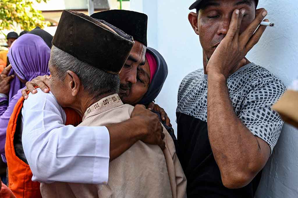 Sementara itu terdakwa Muhammad Amin dihukum dua tahun empat bulan penjara sedangkan terdakwa Abdul Majid, Lukman Hakim, Muhammad Rozi, Zubardi, Hamdani, Hamdani Ilyas, dan Supriyadi dihukum 10 bulan penjara dan masing-masing terdakwa dikenakan denda sebesar Rp50 juta subsider dua bulan penjara.