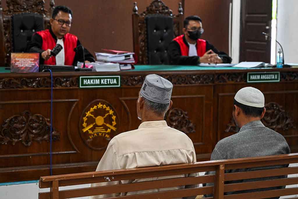 Sementara dua terdakwa lainnya yaitu M Noor B dan Isdul Farsi masing-masing divonis 1 tahun 10 bulan penjara.