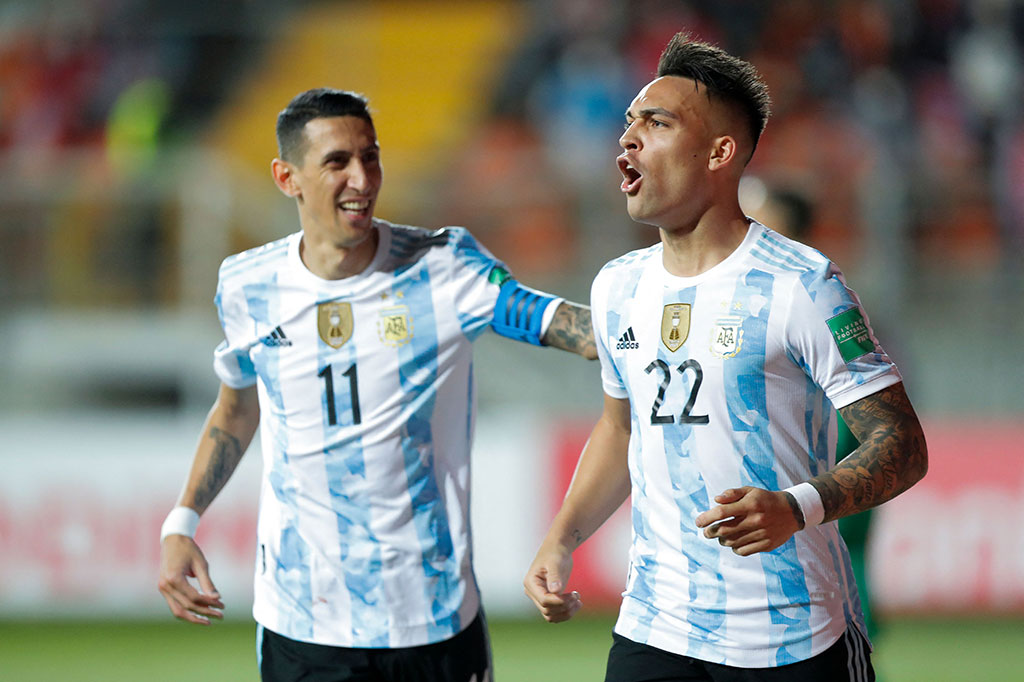 Argentina kembali unggul pada menit ke-34. Lautaro Martinez mencetak gol dengan memanfaatkan bola muntah tembakan De Paul yang sempat ditahan oleh Claudio Bravo. 