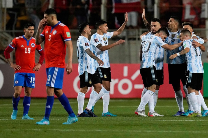 Skor 2-1 bertahan hingga laga usai. Tambahan tiga poin ini membuat Argentina terus memepet Brasil yang berada di puncak klasemen. Tim Tango sekarang telah mengumpulkan 32 poin, hanya tertinggal empat poin dari Tim Samba.