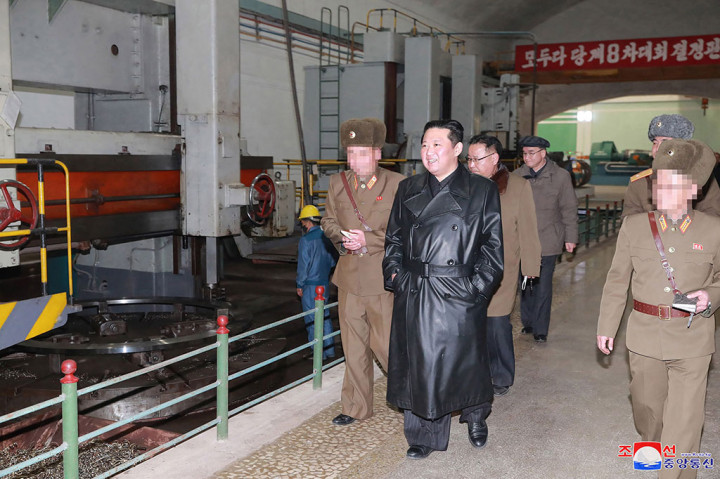 Potret Kim Jong Un Periksa Pabrik Amunisi Sistem Senjata Utama