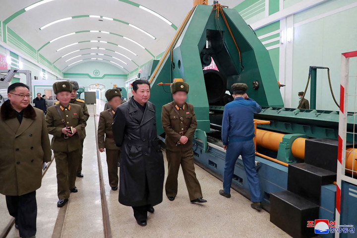 Potret Kim Jong Un Periksa Pabrik Amunisi Sistem Senjata Utama
