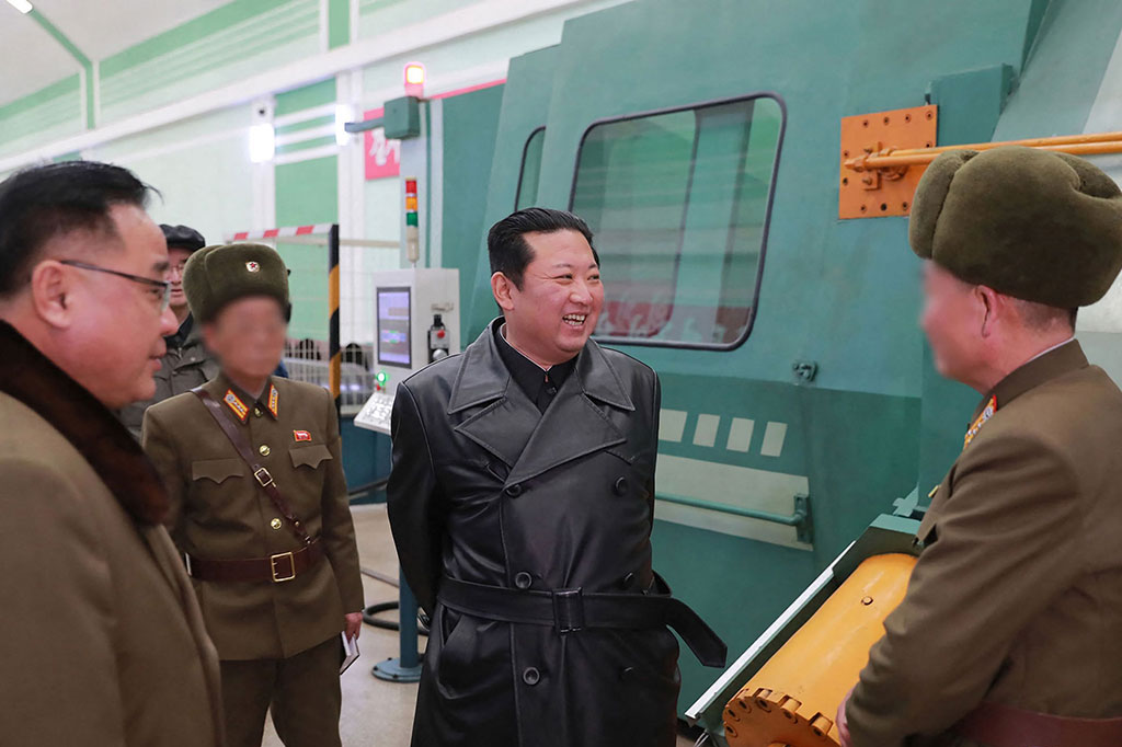 KCNA menambahkan bahwa Kim mengatakan pabrik memegang posisi dan tugas yang sangat penting dalam memodernisasi angkatan bersenjata negara itu.