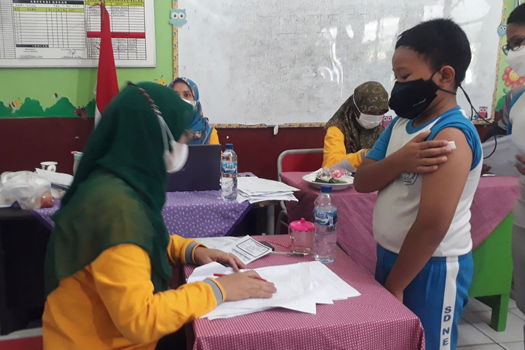 Dengan menggunakan jenis vaksin Sinovac yang telah mendapatkan Emergency Use Of Authorization (EUA) dari BPOM, pelaksanaan vaksinasi berjalan dengan lancar.