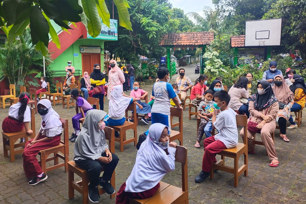 Salah satu guru SDN Beji 5, Depok, Emaliah, yang mengajar di kelas empat mengatakan dirinya senang melihat antusias para orang tua untuk datang dalam pelaksanaan vaksinasi kedua ini. 