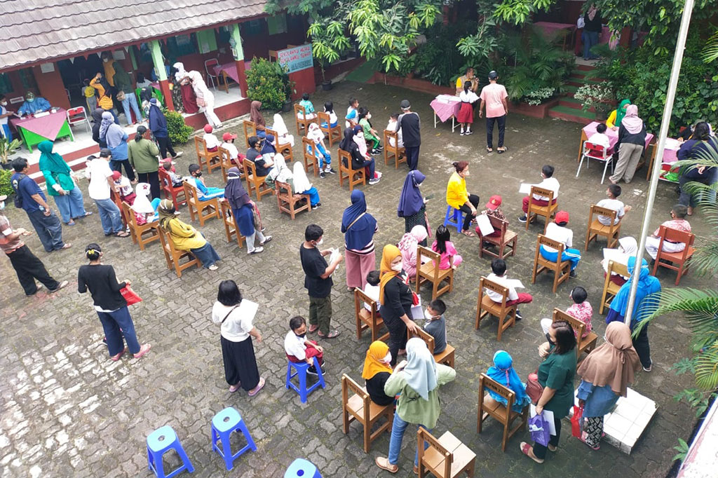 Senada dengan hal tersebut, Dian Novita, selaku Ketua Pelaksana Vaksin Covid SDN Beji 5, juga merasakan bahagia akan suksesnya pelaksanaan vaksinasi covid-19 bagi anak tahap kedua ini. 