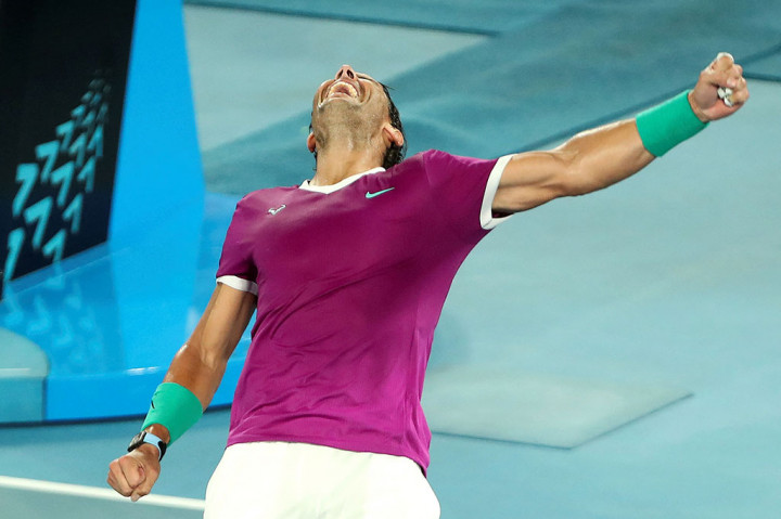 Rafael Nadal meluapkan kegembiraan usai memastikan diri melaju ke final turnamen tenis Australian Open, Jumat, 28 Januari 2022.