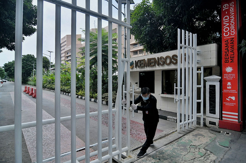 Petugas menutup gerbang Kantor Kementerian Sosial (Kemensos RI), Salemba, Jakarta Pusat, Jumat, 28 Januari 2022.