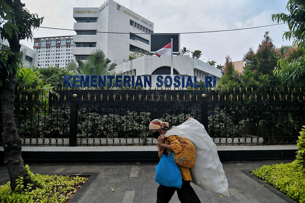 Kantor pusat Kementerian Sosial (Kemensos) Jakarta dilakukan penguncian wilayah atau lockdown untuk mengantisipasi penyebaran covid-19 varian Omicron di lingkungan tersebut.