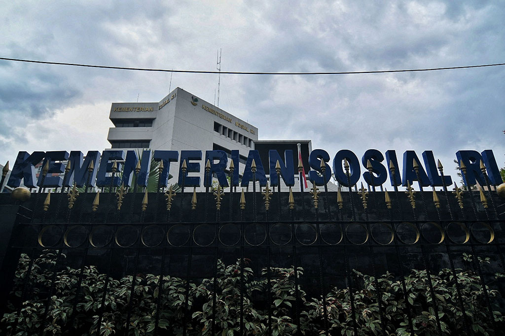 Hal tersebut dilakukan setelah ditemukan sebanyak 60 pegawai di Kemensos pusat dinyatakan positif covid-19, setelah dilakukan tes usap polymerase chain reaction (PCR) di kantor maupun balai milik Kemensos.