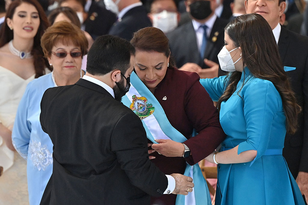 Presiden terpilih Honduras Xiomara Castro mengenakan selempang kepresidenan saat upacara pelantikannya, di Tegucigalpa, pada Kamis, 27 Januari 2022 waktu setempat. 