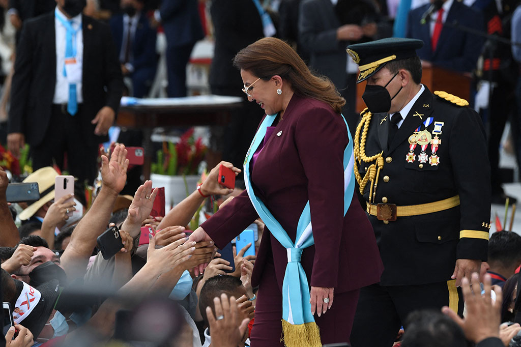 Presiden baru Honduras Xiomara Castro menyapa para pendukungnya setelah mengambil sumpah dalam upacara pelantikannya di Tegucigalpa.