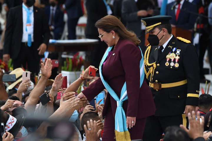 Presiden baru Honduras Xiomara Castro menyapa para pendukungnya setelah mengambil sumpah dalam upacara pelantikannya di Tegucigalpa.