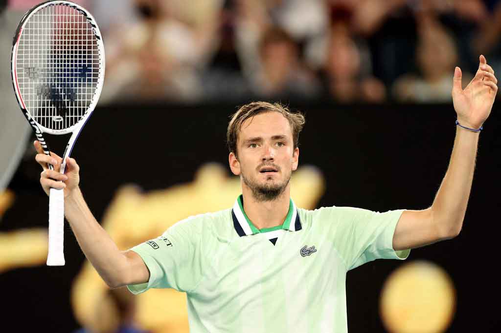 Daniil Medvedev melaju ke final Australian Open usai  memenangi laga semifinal yang berlangsung sengit atas Stefanos Tsitsipas, Jumat, 28 Januari 2022.