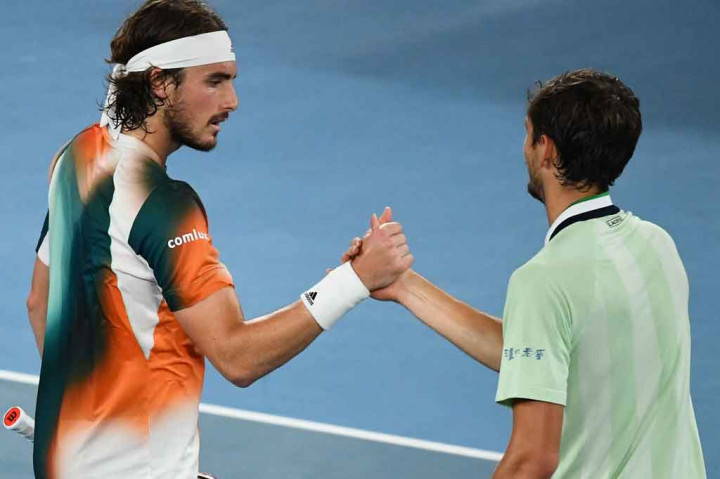Petenis nomor dua dunia Medvedev mengalahkan peringkat keempat Tsitsipas 7-6 (7/5), 4-6, 6-4, 6-1, untuk mencapai final Australian Open secara beruntun.