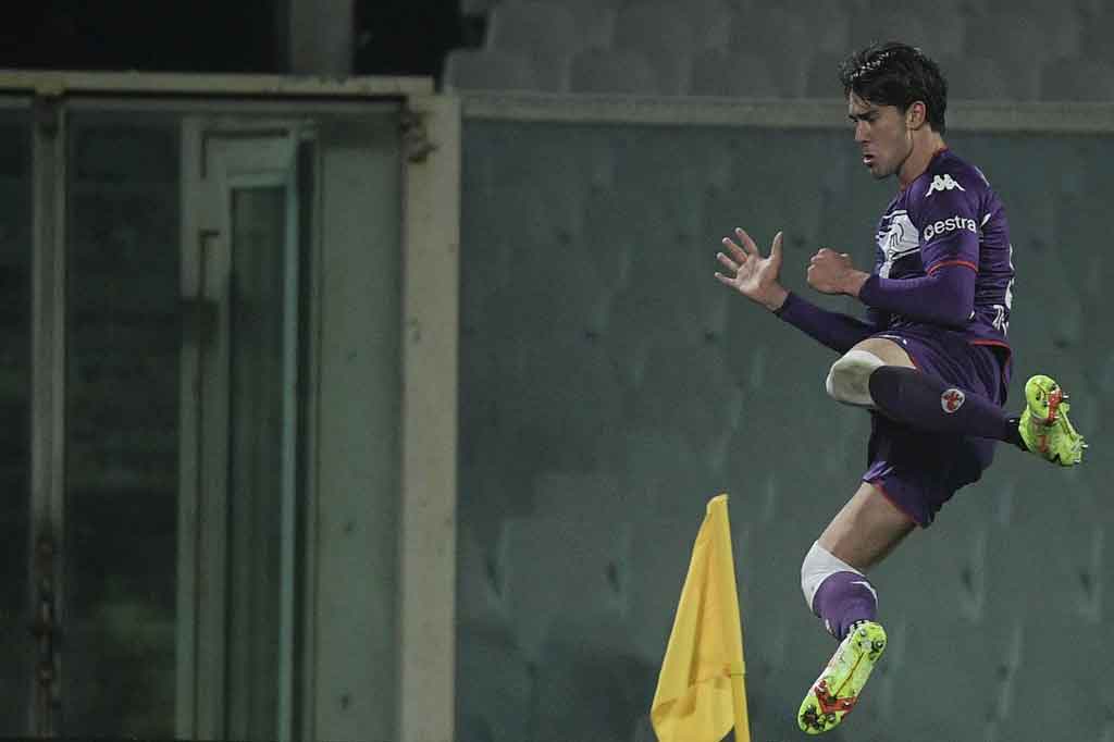 Vlahovic menjadi salah satu pemain paling diminati di sepak bola Eropa selama 18 bulan terakhir setelah mencatatkan 21 gol di semua kompetisi untuk Fiorentina musim lalu, dan kini sudah mengoleksi 20 gol musim ini.