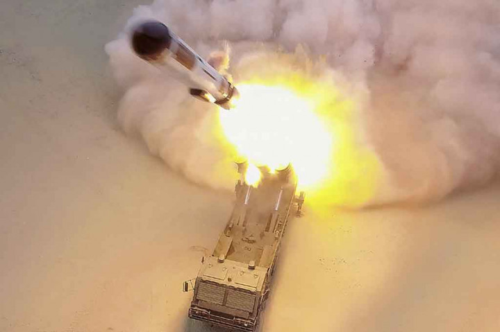 Kim tidak menghadiri tes, tetapi selama kunjungan ke pabrik amunisi, dia memuji kemajuan yang melonjak dalam memproduksi senjata utama untuk mengimplementasikan keputusan Partai Buruh yang berkuasa yang dibuat pada pertemuan bulan lalu, kata laporan terpisah.