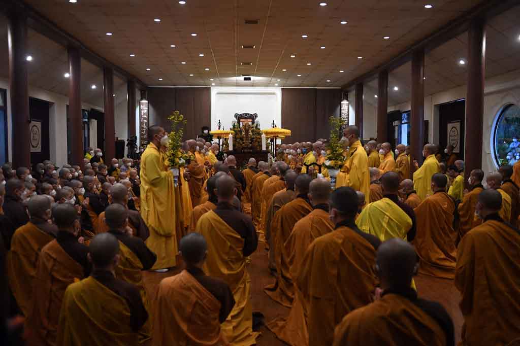 Prosesi itu termasuk melantunkan doa-doa Buddhis dan, tidak seperti pemakaman Vietnam biasa, tidak ada pidato.