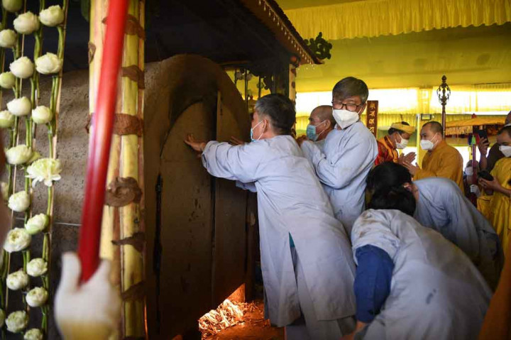 Jenazah biksu akan dikremasi selama dua hari. 

Dia meminta reliknya sebagian disimpan di Pagoda Tu Hieu, serta dikirim ke lokasi organisasi pengajaran Zen-nya Plum Village di seluruh dunia, termasuk ke Prancis.