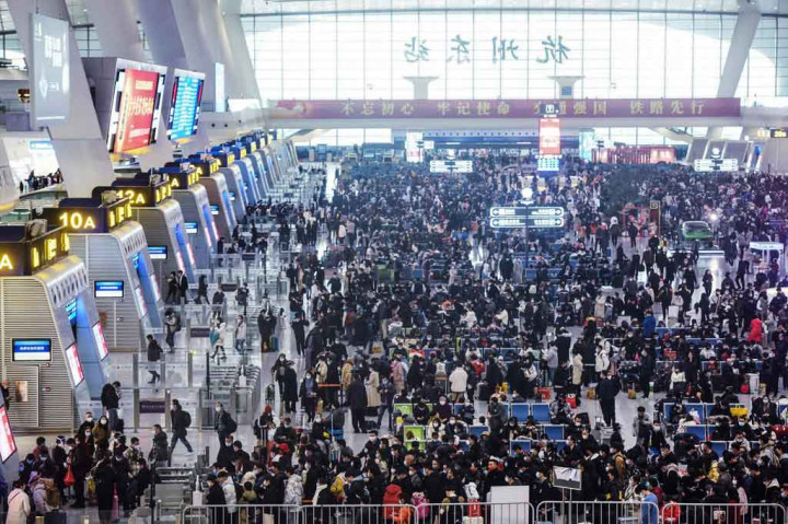 Salah satu kesibukan terlihat di Stasiun Kereta Api Hangzhou Timur, Sabtu, 29 Januari 2022.