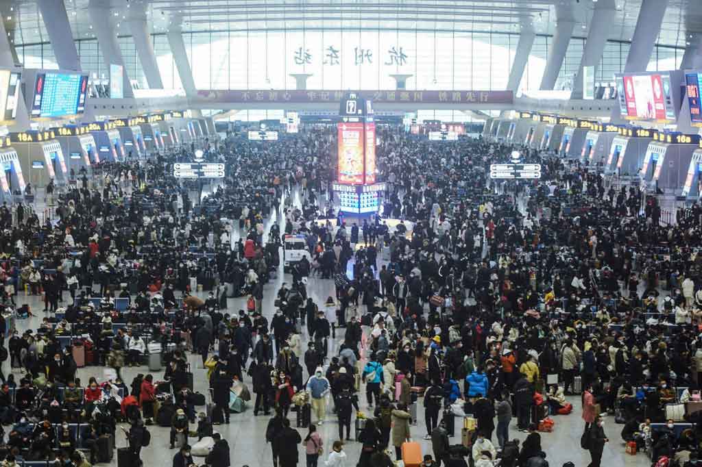 Menjelang perayaan Tahun Baru Imlek yang jatuh pada 1 Februari 2022 mendatang, warga Tiongkok mudik besar-besaran, untuk berkumpul dengan keluarga masing-masing.