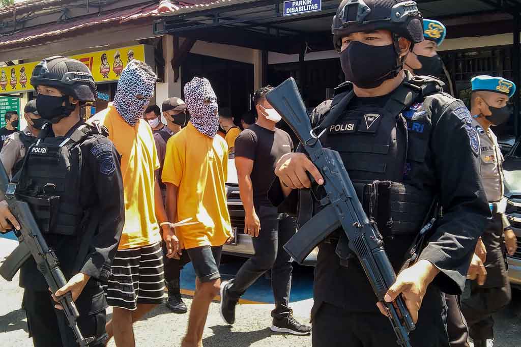 Anggota Brimob berjaga saat para tersangka kerusuhan di Kota Sorong digiring di Polres Sorong Kota, Sorong, Papua Barat, Sabtu, 29 Januari 2022. 