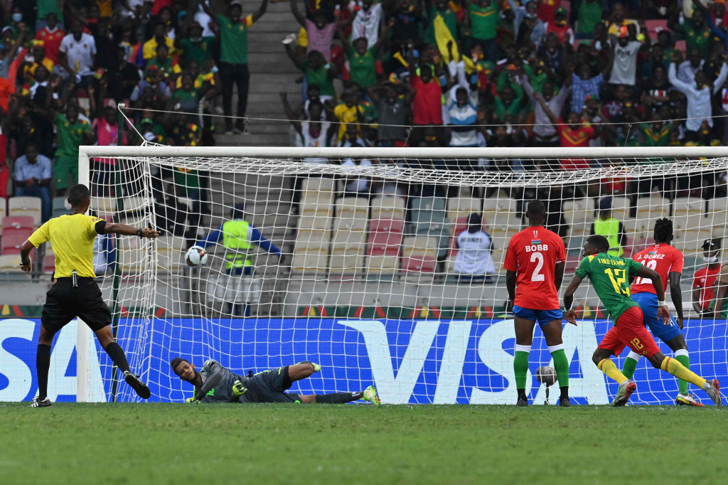 Dalam pertandingan perempatfinal Piala Afrika 2021 di Japoma Stadium, Minggu, 30 Januari 2022, dini hari WIB, kedua tim bermain imbang tanpa gol di babak pertama.