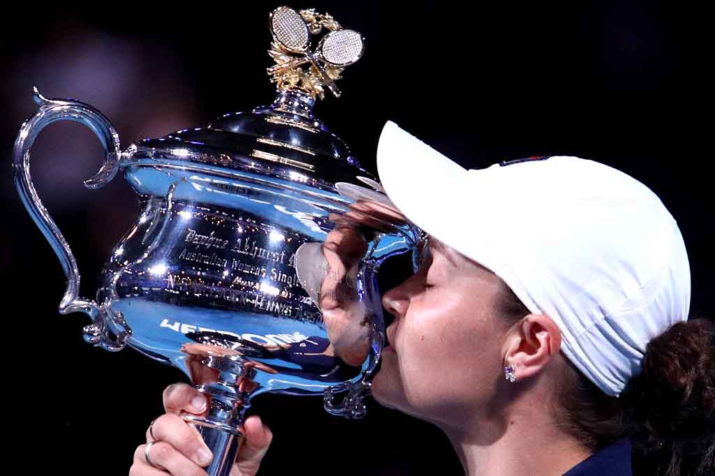 Ashleigh Barty menjadi orang Australia pertama yang memenangi Grand Slam Australian Open dalam 44 tahun, Sabtu, 29 Januari 2022. Petenis nomor satu dunia tersebut menghentikan perlawanan petenis Amerika Danielle Collins dengan straight set.