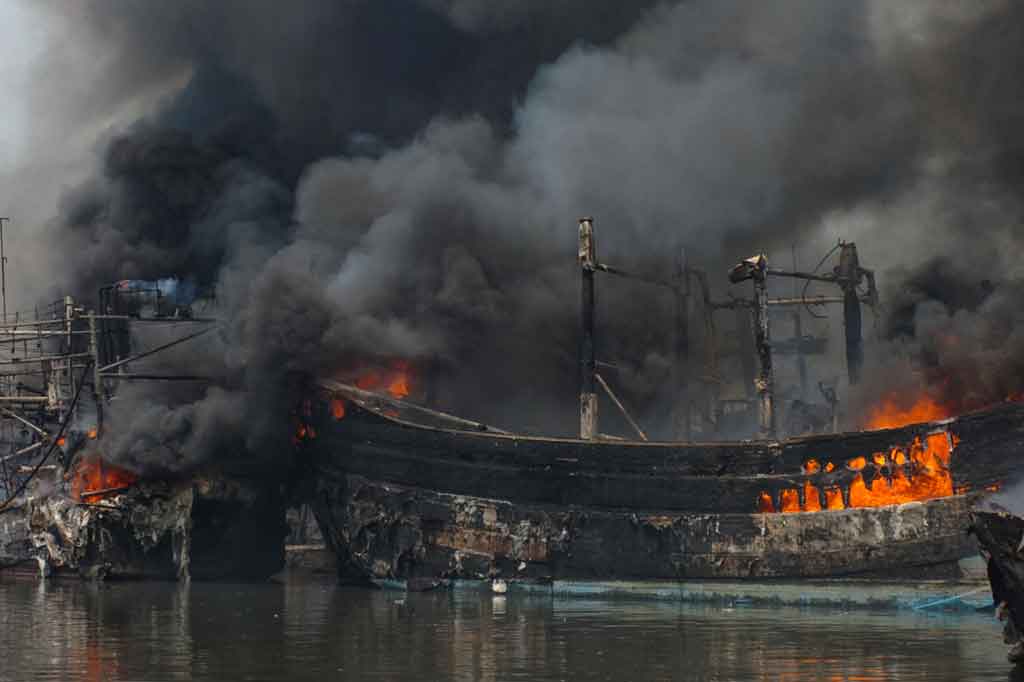Sebanyak 13 kapal nelayan terbakar di Pelabuhan Kota Tegal, Jawa Tengah, Sabtu, 29 Januari 2022 dini hari WIB.