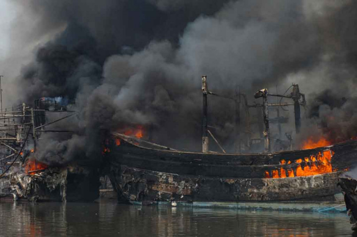 Sebanyak 13 kapal nelayan terbakar di Pelabuhan Kota Tegal, Jawa Tengah, Sabtu, 29 Januari 2022 dini hari WIB.